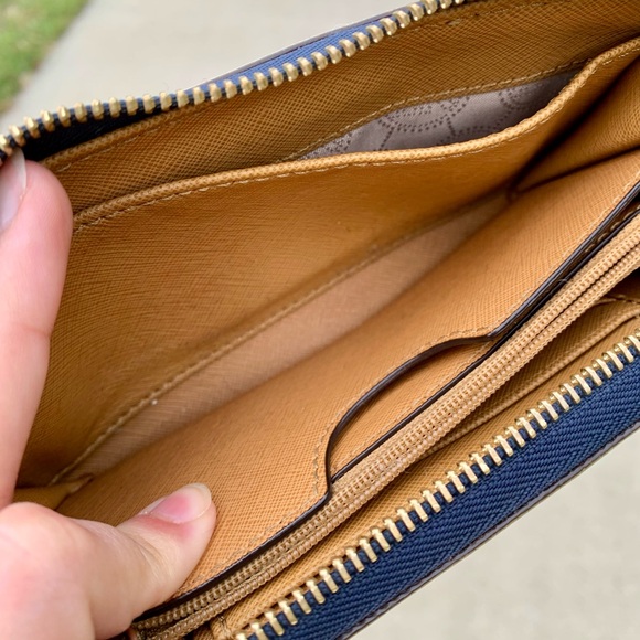 Michael Kors wallet - Picture 6 of 15